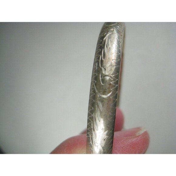 SU Thai Vintage 925 Sterling Silver Etched Bangle Bracelet Hinged Safety Chain - Picture 10 of 10
